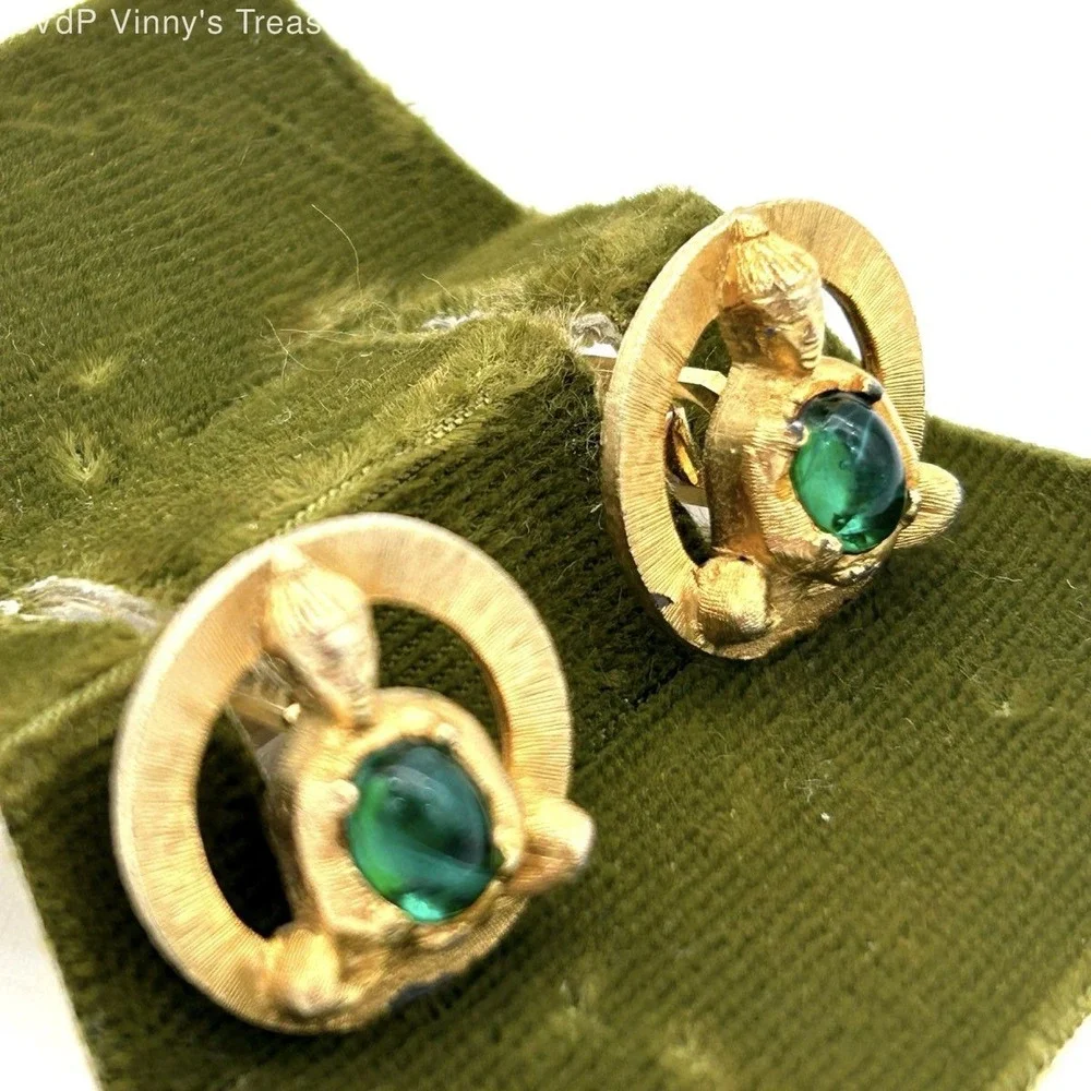 Vintage 1960s Buddha Cufflinks Gold Tone Green Cabochon Meditative Style 1